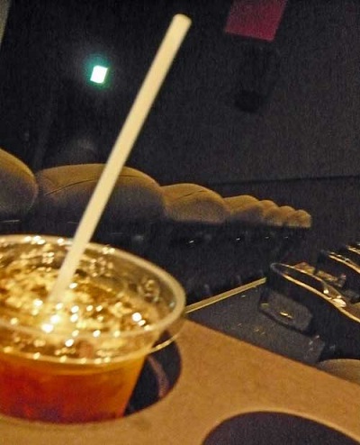 アイスコーヒーと映画館（自分で撮影）