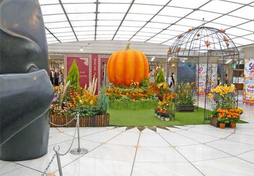大阪なんばウォークのクジラパーク（ハロウィン仕様）