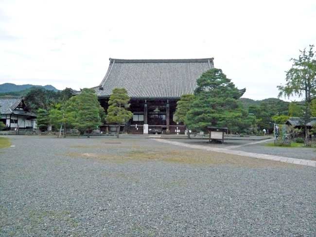街中の寺だけど広々
