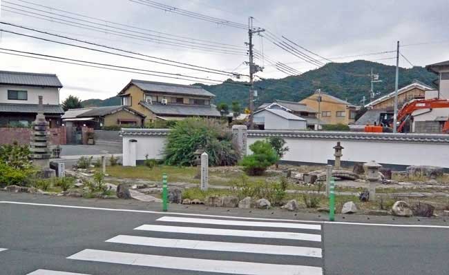 画像が傾いているんじゃなくて道が傾いてます