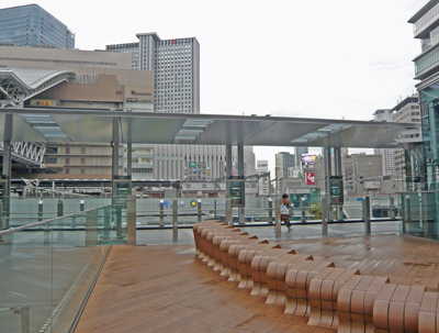 大阪駅と大丸の連絡橋