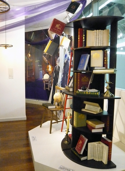 本が浮いていたりパソコンがあったりするあの図書館だ