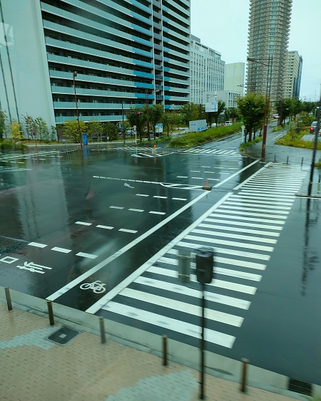 行きはえらい雨