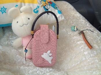 折りたたみガラケーを入れるちりめんのグッズ。カワイイ。